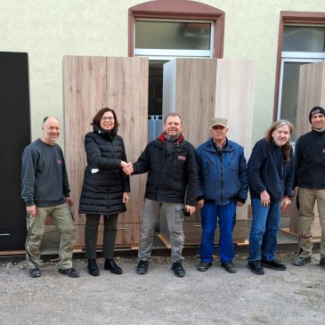 Vier neue Kleiderschränke – „maßgeschreinert“ und gespendet von der Firma Sauer Holztechnik aus Mühlhausen